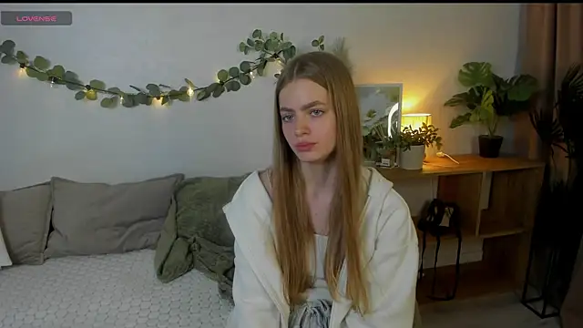 Snapshot of HoneyEmilly chatting on June 3, 2:33 pm HoneyEmilly online show from June 3, 2:33 pm