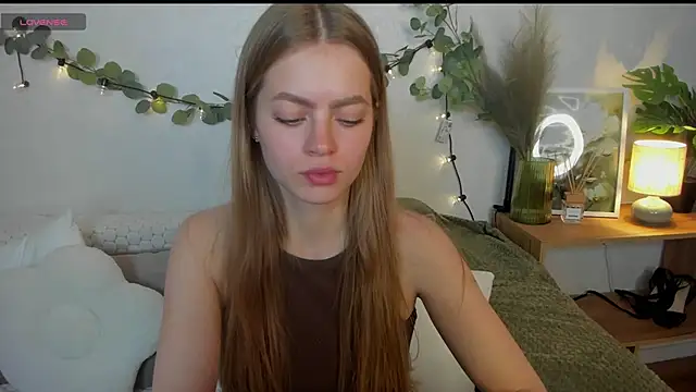 Snapshot of HoneyEmilly chatting on June 5, 10:32 am HoneyEmilly online show from June 5, 10:32 am