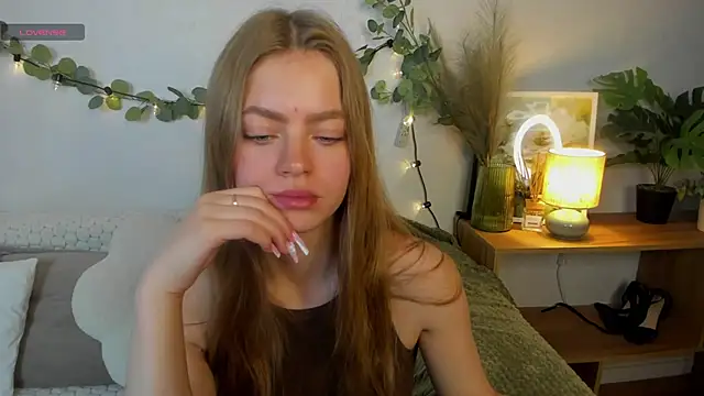 Snapshot of HoneyEmilly chatting on June 6, 7:46 am HoneyEmilly online show from June 6, 7:46 am