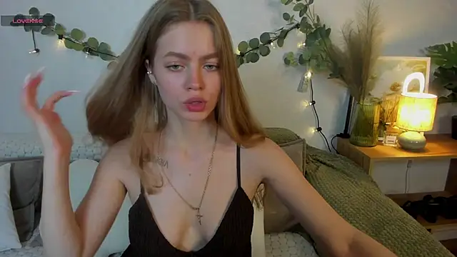 Snapshot of HoneyEmilly chatting on June 11, 6:22 am HoneyEmilly online show from June 11, 6:22 am
