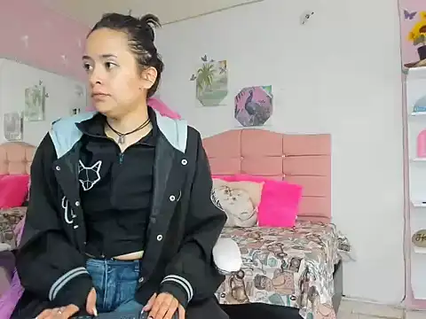Snapshot of ivyyemerald_ chatting on June 6, 12:43 pm ivyyemerald online show from June 6, 12:43 pm