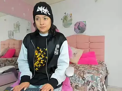 Snapshot of ivyyemerald_ chatting on June 9, 12:50 pm ivyyemerald online show from June 9, 12:50 pm