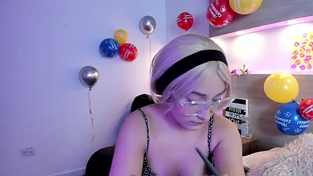 Snapshot of Nina-Mars chatting on June 25, 1:48 pm Nina-Mars online show from June 25, 1:48 pm