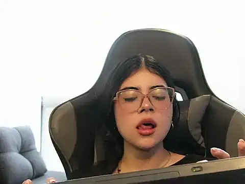 Snapshot of Mia_Storm18 chatting on June 4, 3:29 pm Mia Storm18 online show from June 4, 3:29 pm