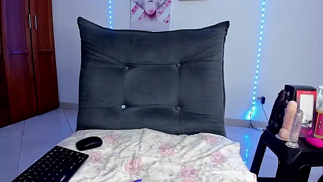 luna dollie online show from August 1, 1:43 pm