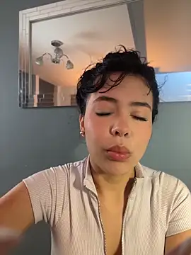 Snapshot of FERNANDAXX_ chatting on May 23, 11:58 am FERNANDAXX online show from May 23, 11:58 am