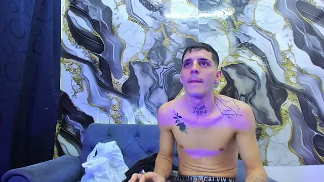 Snapshot of boy_max_latin chatting on June 7, 3:10 am boy max latin online show from June 7, 3:10 am