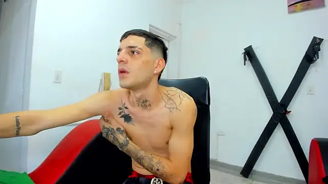 Snapshot of boy_max_latin chatting on June 7, 10:35 pm boy max latin online show from June 7, 10:35 pm