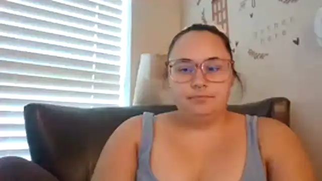 Snapshot of Midnight_Riott chatting on June 4, 1:33 am Midnight Riott online show from June 4, 1:33 am