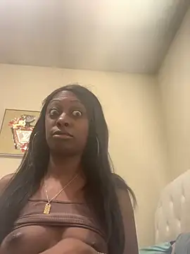 Prettylondond online show from June 4, 8:04 pm