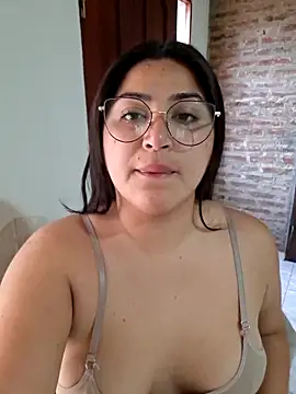Snapshot of morena95_ chatting on June 6, 8:24 pm morena95 online show from June 6, 8:24 pm