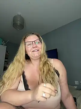 LucieLouBabe online show from June 11, 10:52 pm