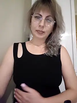 Snapshot of Kitty-MEOWW chatting on June 8, 10:21 pm Kitty-MEOWW online show from June 8, 10:21 pm