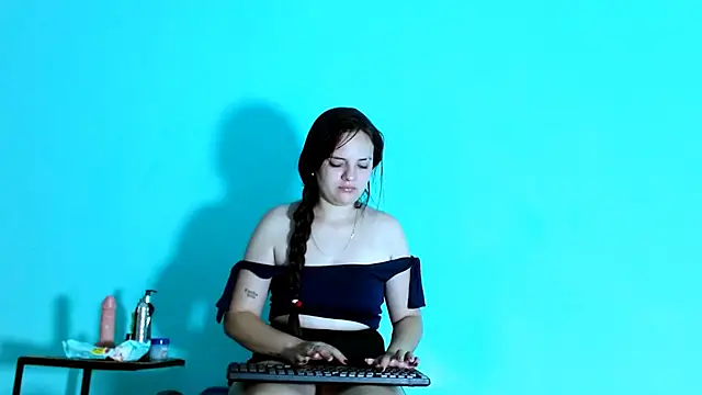 starcutenoir online show from June 10, 1:10 pm