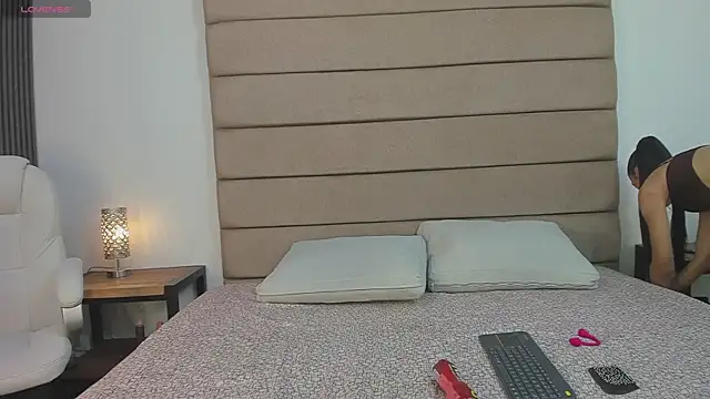 laurenn moore online show from June 2, 9:06 pm