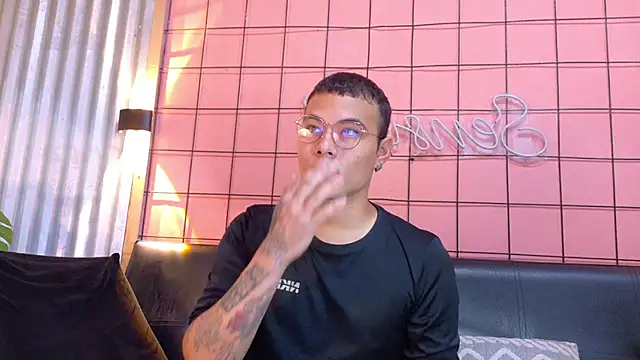 Snapshot of jack_torress chatting on June 1, 7:04 pm jack torress online show from June 1, 7:04 pm