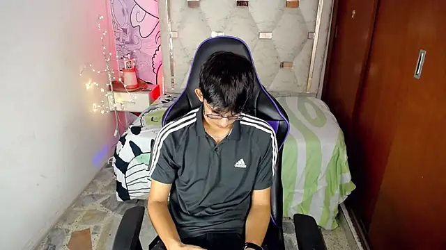 Snapshot of zxvn_n chatting on June 10, 12:26 pm zxvn n online show from June 10, 12:26 pm