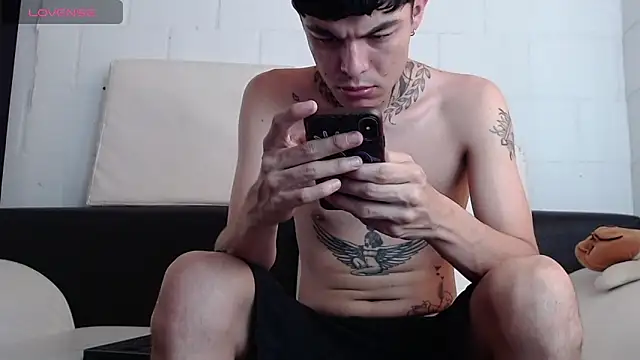 Snapshot of badboy-fox chatting on June 7, 5:38 pm badboy-fox online show from June 7, 5:38 pm