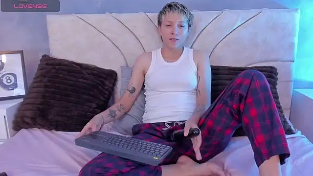 Snapshot of vane_grey chatting on June 6, 7:51 pm vane grey online show from June 6, 7:51 pm