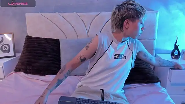 Snapshot of vane_grey chatting on June 8, 7:47 pm vane grey online show from June 8, 7:47 pm