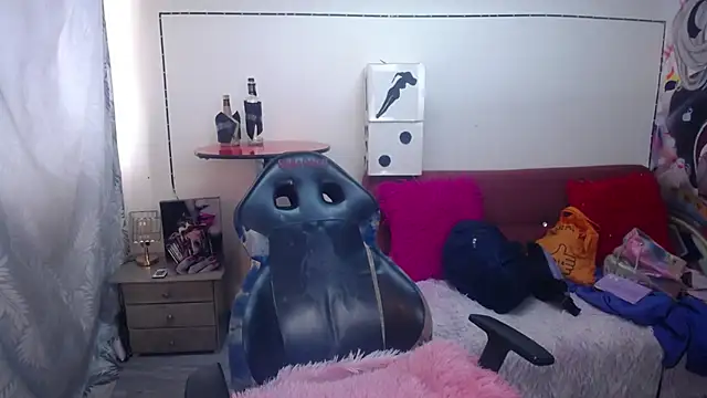 Snapshot of Lucia_evans22 chatting on July 25, 8:28 pm Lucia evans22 online show from July 25, 8:28 pm