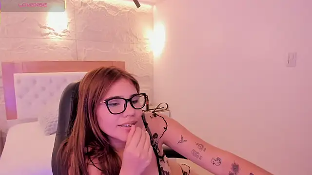 Snapshot of ROXI_MOON1 chatting on June 11, 7:23 pm ROXI MOON1 online show from June 11, 7:23 pm