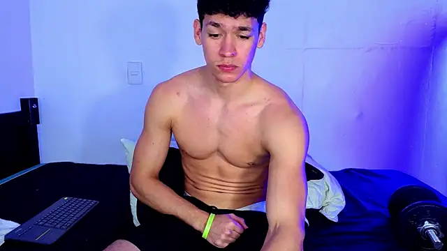 Snapshot of Luke_Muscle chatting on June 4, 2:39 am Luke Muscle online show from June 4, 2:39 am