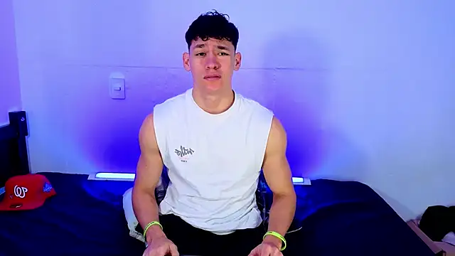 Snapshot of Luke_Muscle chatting on June 6, 2:55 pm Luke Muscle online show from June 6, 2:55 pm