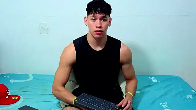 Snapshot of Luke_Muscle chatting on June 8, 1:39 am Luke Muscle online show from June 8, 1:39 am