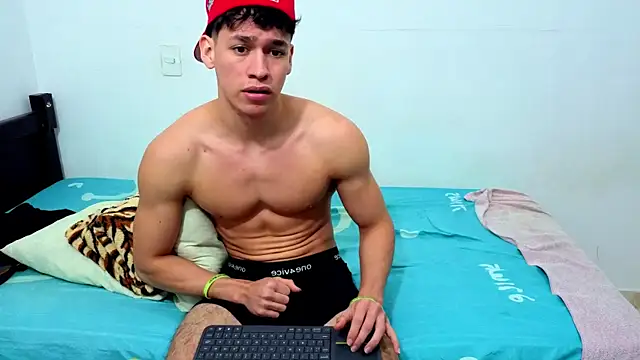 Snapshot of Luke_Muscle chatting on June 9, 2:34 am Luke Muscle online show from June 9, 2:34 am