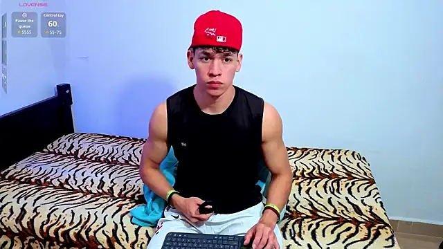 Snapshot of Luke_Muscle chatting on June 13, 4:05 pm Luke Muscle online show from June 13, 4:05 pm
