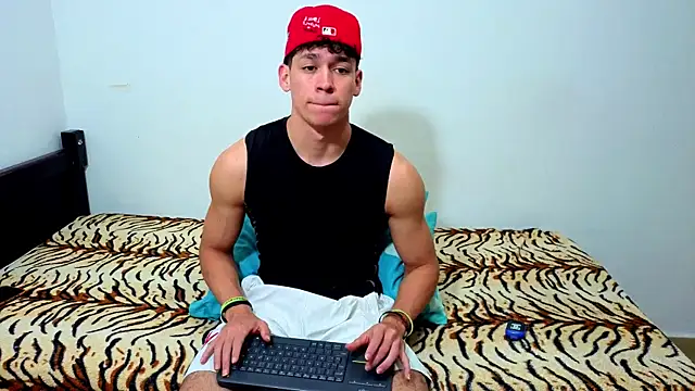 Snapshot of Luke_Muscle chatting on June 15, 4:04 am Luke Muscle online show from June 15, 4:04 am