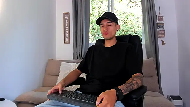 Snapshot of NickCopeer_ chatting on June 2, 12:29 pm NickCopeer online show from June 2, 12:29 pm