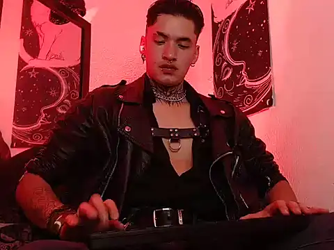 AlecBanne  online show from August 6, 9:06 pm