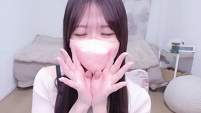 Yuinyaaa online show from August 8, 1:30 am