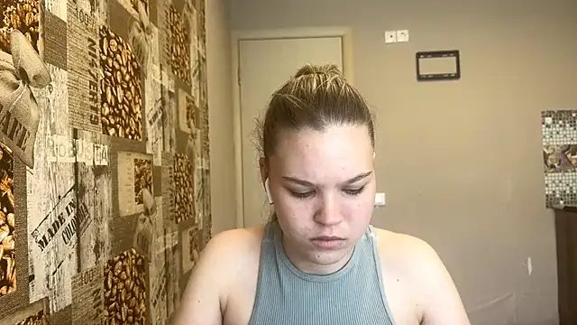 Snapshot of HellyRay chatting on June 8, 1:22 pm HellyRay online show from June 8, 1:22 pm