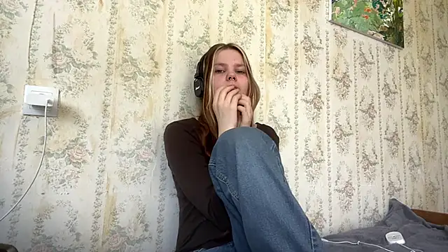 Snapshot of SusanaLeichty chatting on June 13, 6:44 am SusanaLeichty online show from June 13, 6:44 am