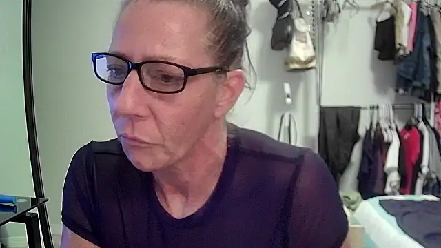 Snapshot of Quartz1Champagne chatting on June 20, 2:47 am Quartz1Champagne online show from June 20, 2:47 am