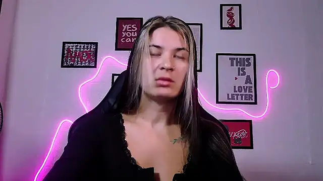 Snapshot of AlisaFrost chatting on June 1, 1:46 pm AlisaFrost online show from June 1, 1:46 pm