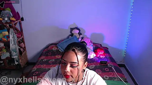 Snapshot of nyxhellsqueen_x chatting on July 2, 11:44 pm nyxhellsqueen x online show from July 2, 11:44 pm