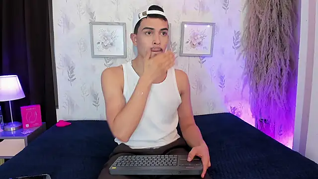 Snapshot of willy_diamond chatting on June 9, 7:47 pm willy diamond online show from June 9, 7:47 pm