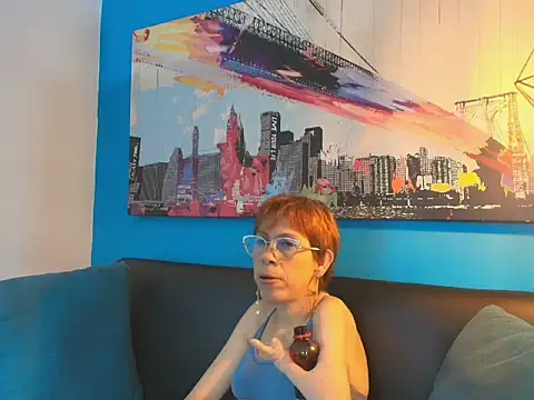 Snapshot of Madame_mature1 chatting on June 5, 8:03 pm Madame mature1 online show from June 5, 8:03 pm