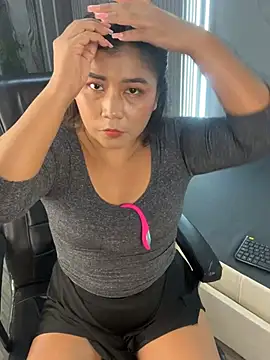 Snapshot of LyraMilano chatting on May 30, 12:35 pm LyraMilano online show from May 30, 12:35 pm