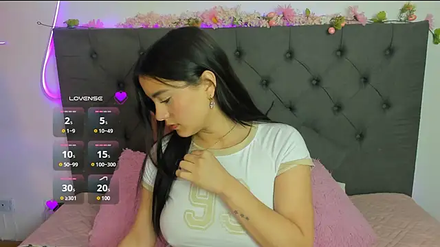 Zoe Queens online show from July 15, 12:10 pm