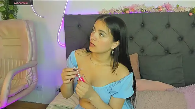 Zoe Queens online show from July 22, 12:30 pm
