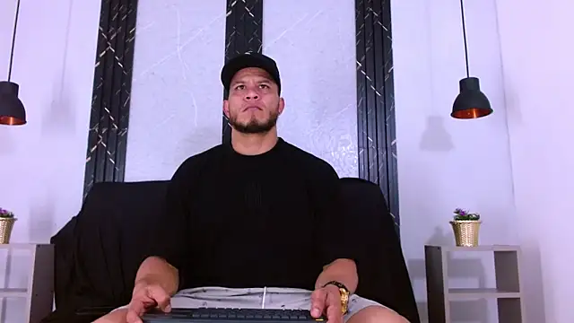 Snapshot of Maximiliano_Stronge chatting on June 6, 7:51 pm Maximiliano Stronge online show from June 6, 7:51 pm
