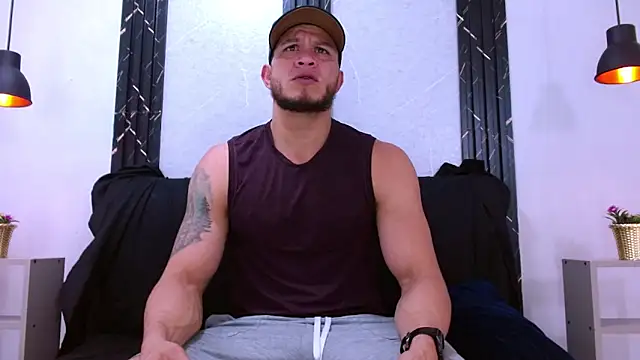 Snapshot of Maximiliano_Stronge chatting on June 10, 7:35 pm Maximiliano Stronge online show from June 10, 7:35 pm