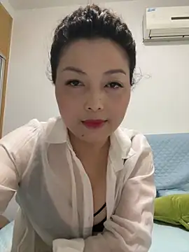 Snapshot of Luckylilyss chatting on June 18, 9:47 am Luckylilyss online show from June 18, 9:47 am