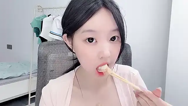 Yoyo33355 online show from July 19, 3:43 am