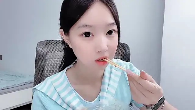 Yoyo33355 online show from July 27, 3:57 am